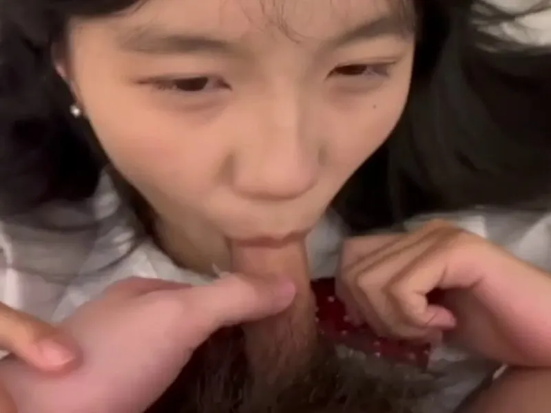 Em loli dễ thương mút chim biến em thành con em đĩ dam dang p2